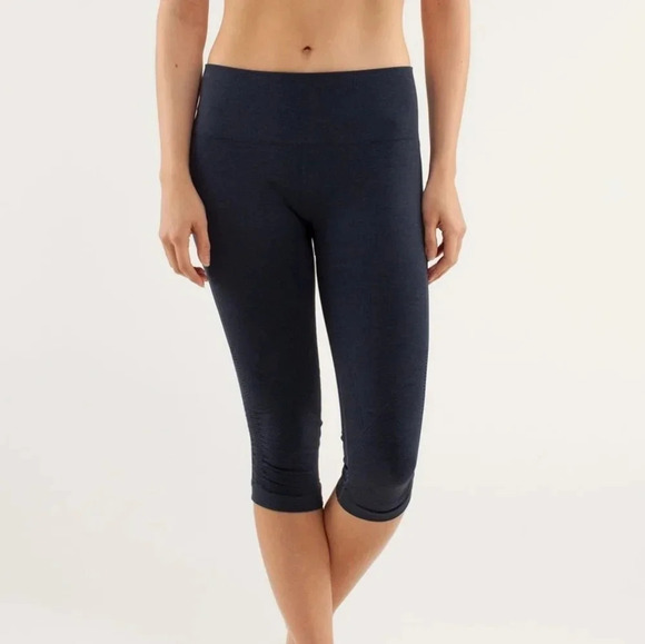 Lululemon In The Flow Crop, Color Inkwell Size 4 - Picture 3 of 16
